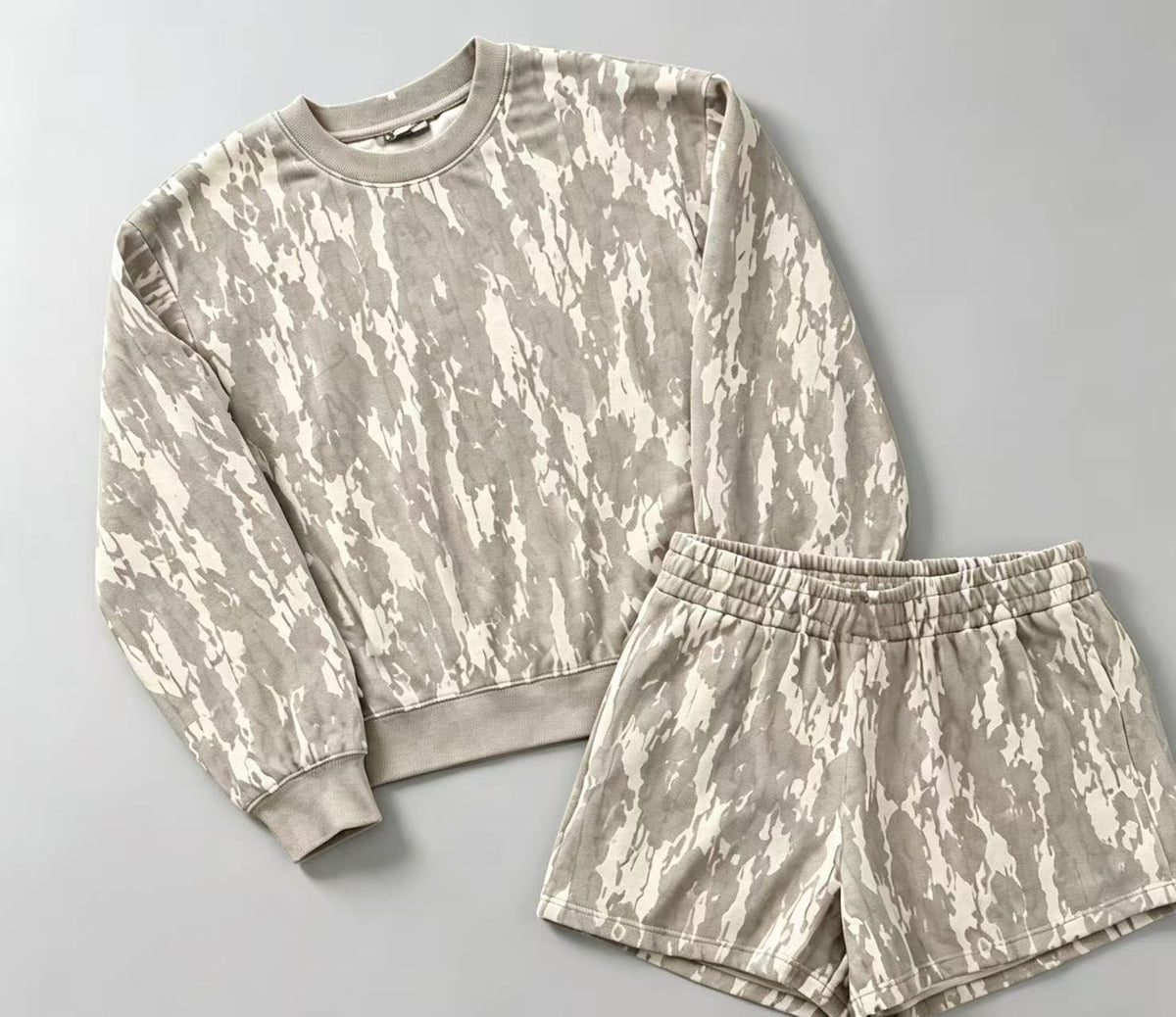 Trendy Camo Print Pullover & Shorts Set